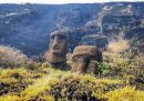 Un incendio ha danneggiato i famosi “moai” dell’Isola di Pasqua