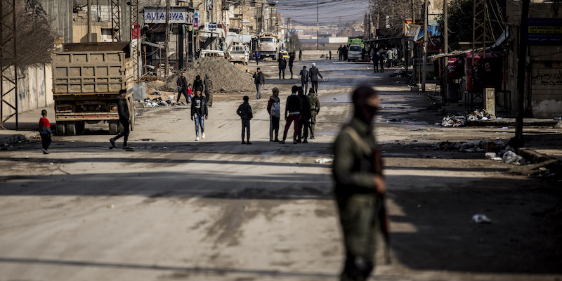 Una strada della città siriana di Hassakeh, una di quelle che negli ultimi tempi ha subito attacchi compiuti dall'ISIS (AP Photo/Baderkhan Ahmad)