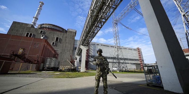 Un soldato russo di guarda alla centrale nucleare di Zaporizhzhia (AP Photo/File)