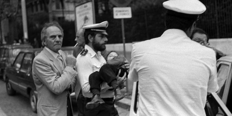 Agenti della polizia locale di Roma soccorrono un bambino, il 9 ottobre 1982, subito dopo l'attentato alla sinagoga (ANSA)