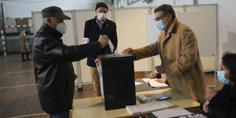 Un osservatore elettorale dell'OSCE al lavoro durante le ultime elezioni politiche in Portogallo (AP Photo/Armando Franca)