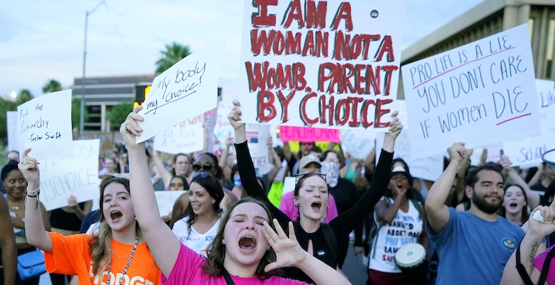 Una manifestazione per il diritto all'aborto a Phoenix, in Arizona (AP Photo/Ross D. Franklin, File)