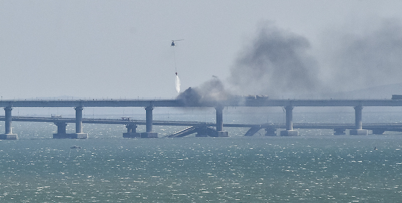 Il ponte parzialmente crollato dopo l'esplosione (AP Photo)