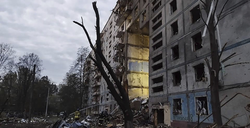 Uno degli edifici colpiti dall'attacco russo (Ukrainian Emergency Service via AP)