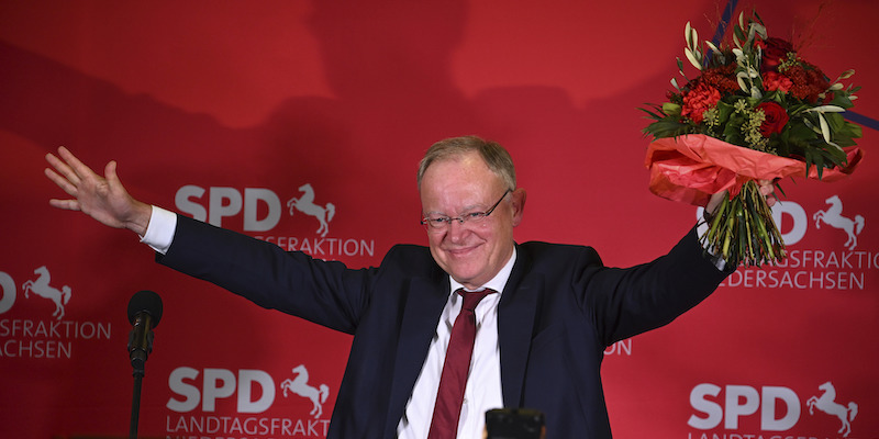 Stephan Weil dell'SPD festeggia la vittoria nella Bassa Sassonia ad Hannover, 9 ottobre (Bernd von Jutrczenka/ dpa via AP)
