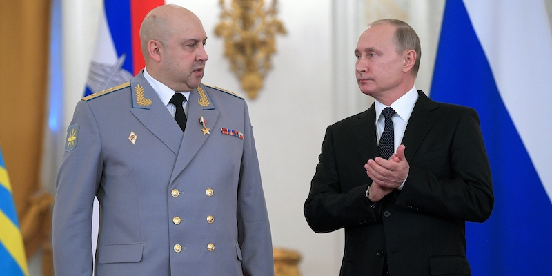 Il generale Sergei Surovikin con Vladimir Putin (Alexei Druzhinin, Sputnik, via AP)