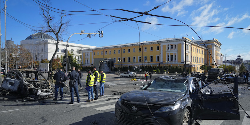I danni di un bombardamento russo in una strada di Kiev dove sono state distrutte alcune automobili e interrotti alcuni cavi elettrici, il 10 ottobre 2022 (AP Photo/Efrem Lukatsky, LaPresse)