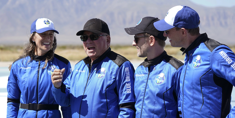William Shatner, secondo da sinistra, con i compagni del viaggio spaziale: Audrey Powers, Chris Boshuizen e Glen de Vries (AP Photo/LM Otero)