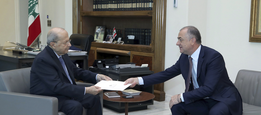 Il presidente libanese Michel Aoun, a sinistra, riceve la bozza finale dell'accordo con Israele dal vice primo ministro Elias Bou Saab (Dalati Nohra via AP)
