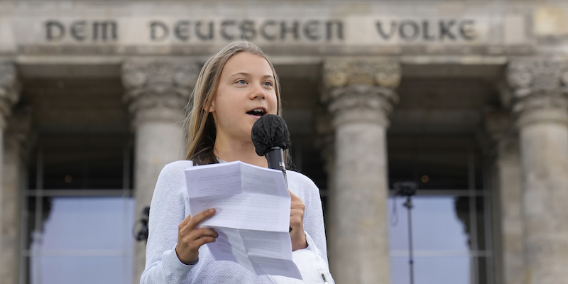 Greta Thunberg durante un discorso fuori dal parlamento tedesco nel settembre del 2021 (AP Photo/ Michael Sohn,file)