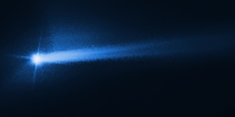 La nube di detriti che si è sollevata dopo l'impatto di DART con Dimorphos, vista dal telescopio spaziale Hubble (NASA/ESA/STScI/Hubble)