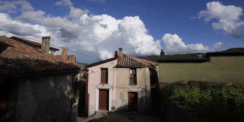 Una casa a Serrastretta, in provincia di Catanzaro, in Calabria (AP Photo/Andrew Medichini)