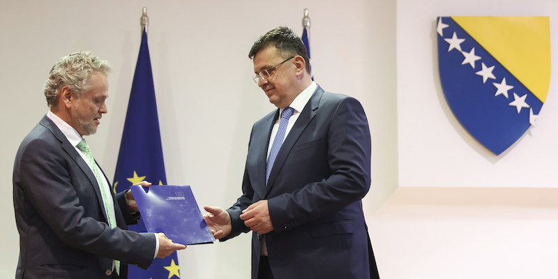 Johann Sattler, il rappresentante dell'Unione europea in Bosnia-Erzegovina, consegna il rapporto della Commissione al primo ministro del paese, Zoran Tegeltija (AP Photo/ Armin Durgut)