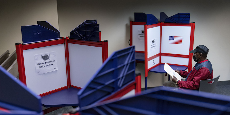 Un uomo vota in anticipo alle elezioni di metà mandato in Virginia, 26 settembre 2022 (AP Photo/Andrew Harnik)