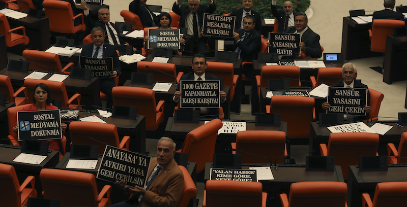 La protesta contro la legge sulla disinformazione di alcuni parlamentari del principale partito di opposizione turco, il Partito Popolare Repubblicano (CHP) (AP Photo/Burhan Ozbilici)