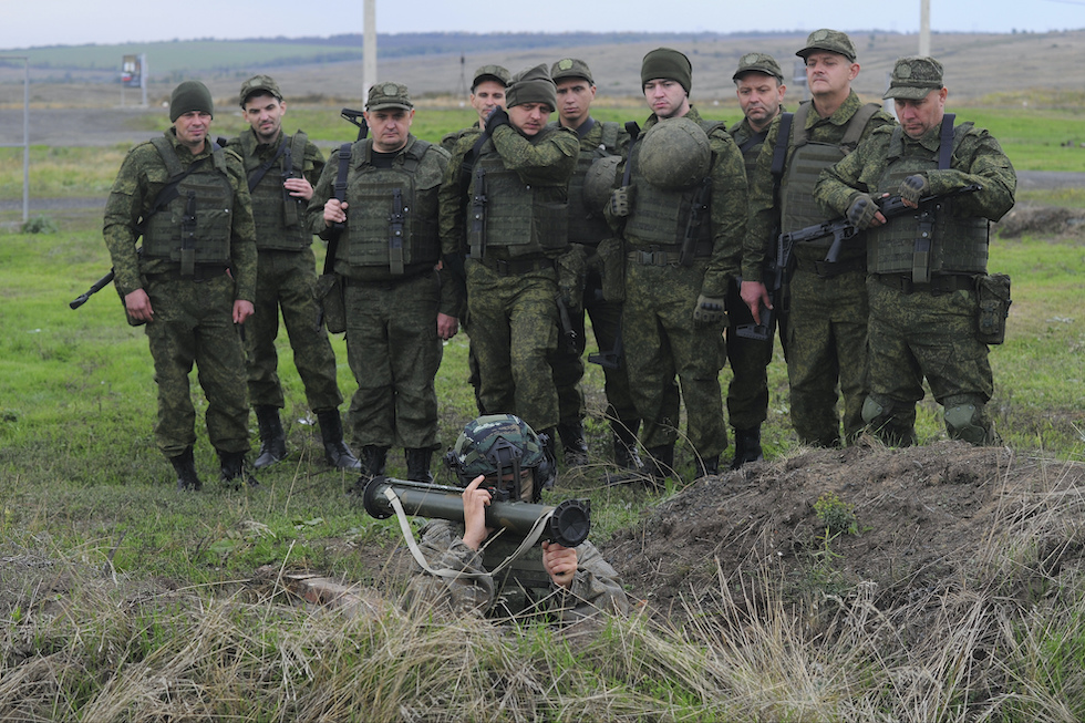 L’addestramento di alcuni soldati a Rostov (AP Photo)