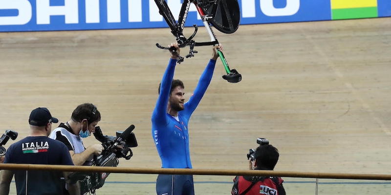 Filippo Ganna ha vinto l'oro nell'inseguimento individuale ai Mondiali di ciclismo su pista, facendo un altro record