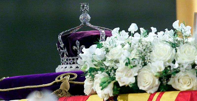 L'ultima esposizione della corona della regina madre, durante il suo funerale nel 2002 (Getty Images)
