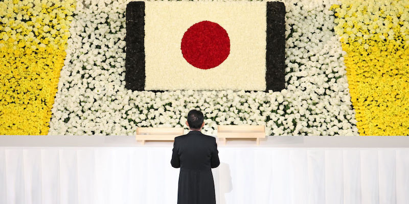 Il primo ministro giapponese Fumio Kishida durante i funerali di stato dell'ex primo ministro Shinzo Abe, lo scorso 27 settembre (Takashi Aoyama/ Getty Images)
