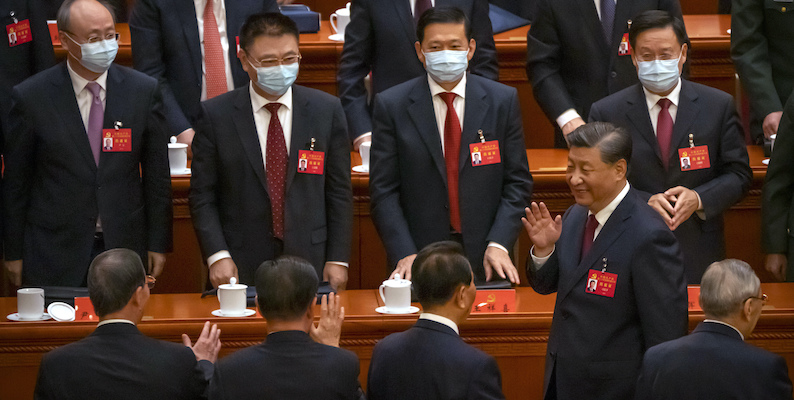 Il presidente Xi Jinping saluta i delegati all'apertura del Congresso del Parito Comunista cinese (AP Photo/Mark Schiefelbein)