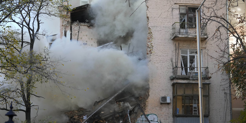 Un palazzo colpito da un drone durante l'attacco (AP Photo/Efrem Lukatsky)