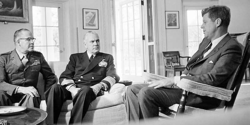 L'incontro del 29 ottobre 1962 fra il presidente John F. Kennedy e il generale David Shoup, a sinistra, e l'ammiraglio George Anderson, al centro (AP Photo/William J. Smith, File)