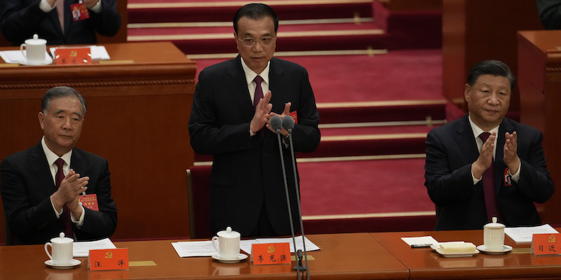 Il premier cinese Li Keqiang al centro, con il presidente Xi Jinping, a destra (AP Photo/Mark Schiefelbein)