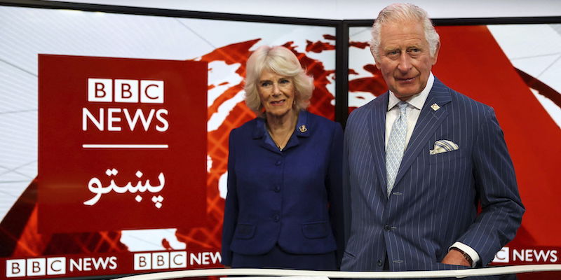 Il Principe Carlo e Camilla Parker Bowles negli studi della BBC ad aprile (Hannah McKay/Pool via AP)