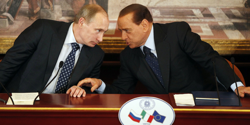 Putin e Berlusconi durante una conferenza stampa del 2010: all'epoca erano rispettivamente primo ministro e presidente del Consiglio (AP Photo/Luca Bruno, file)