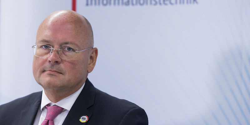 Arne Schönbohm durante una conferenza stampa a Bonn lo scorso agosto (Rolf Vennenbernd/ dpa via AP, file)