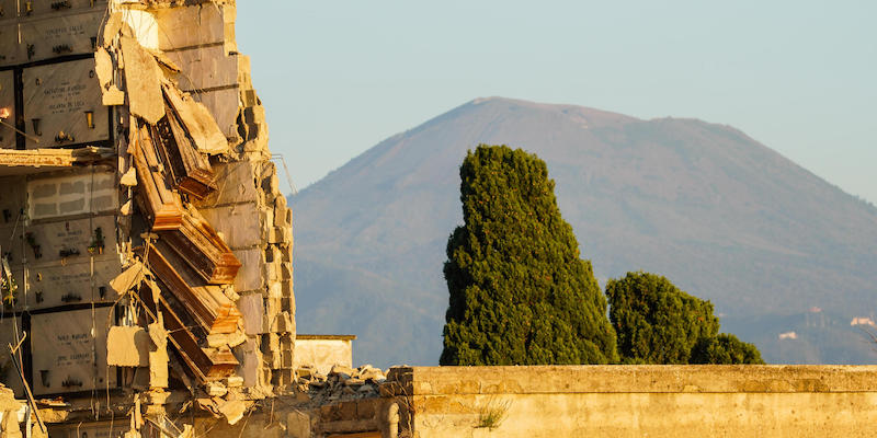 Le bare sospese nel vuoto della Congrega della Resurrezione, crollata lunedì 17 ottobre (ANSA/CESARE ABBATE)