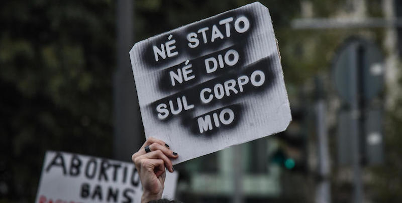 Manifestazione e corteo di "Non una di meno" per la giornata per l'aborto sicuro, Milano, 28 settembre 2020
(ANSA/MATTEO CORNER)