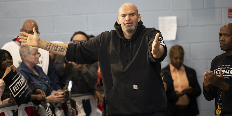 Il candidato Democratico al Senato John Fetterman (AP Photo/Ryan Collerd)