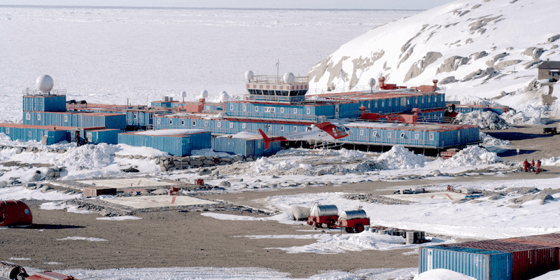 La stazione scientifica italiana Mario Zucchelli, che si trova su una piccola penisola lungo la costa della Terra Vittoria settentrionale, in Antartide, il 19 ottobre 2022 (ENEA)