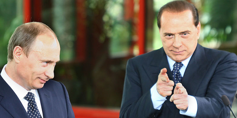 Silvio Berlusconi simula di sparare a una giornalista durante una conferenza stampa con Putin a Porto Cervo nell'aprile del 2008 (Ansa)