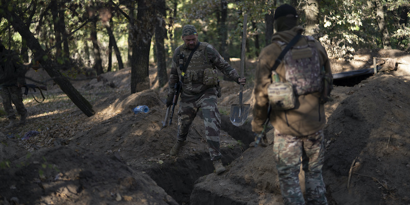 Soldati ucraini ispezionano trincee lasciate dai russi nella regione di Kherson (AP Photo/Leo Correa)