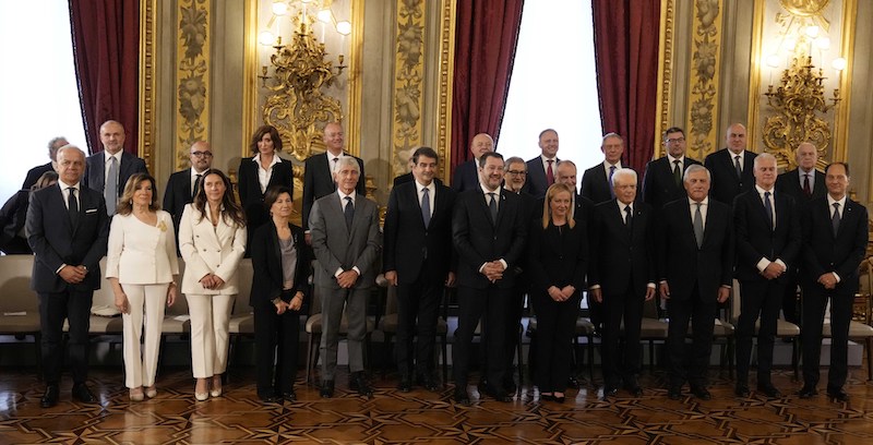 I ministri del governo Meloni subito dopo il giuramento, nella tradizionale foto di rito con il presidente della Repubblica, Sergio Mattarella (AP Photo/Alessandra Tarantino)