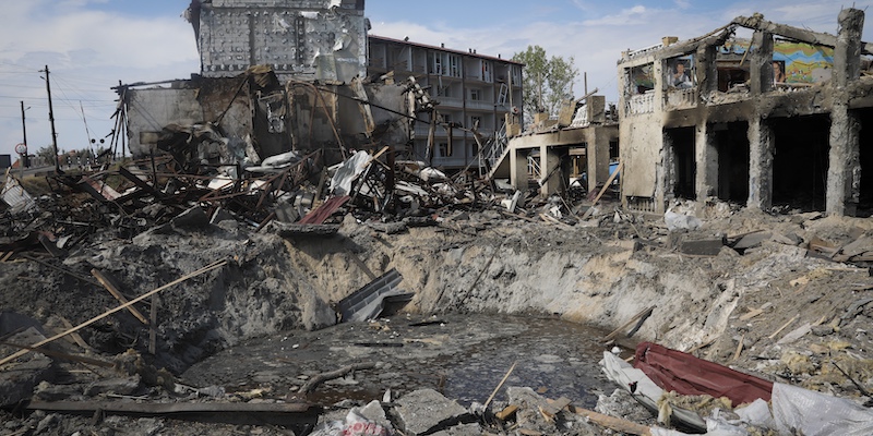 Gli effetti di un attacco missilistico russo in Ucraina, lo scorso agosto (AP Photo/Nina Lyashonok, File)