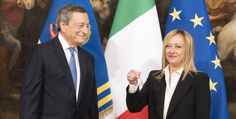 La presidente del Consiglio, Giorgia Meloni, con il presidente del Consiglio uscente, Mario Draghi (ANSA/ETTORE FERRARI)