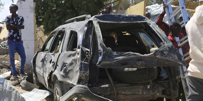 Un'automobile distrutta nell'attentato di Al Shabab a Kismayo, in Somalia, nel 2019 (AP Photo)