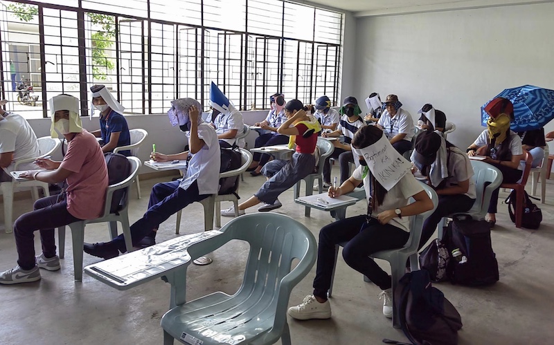 Nelle Filippine hanno trovato questo modo molto creativo per non copiare durante gli esami