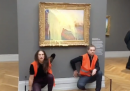 Il video di due attivisti per il clima che tirano purè di patate su un quadro di Monet in Germania