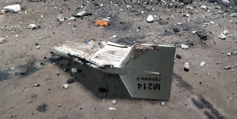 Frammenti di un drone russo abbattuto dall'esercito ucraino a Kupiansk (Ukrainian military's Strategic Communications Directorate via AP, File)