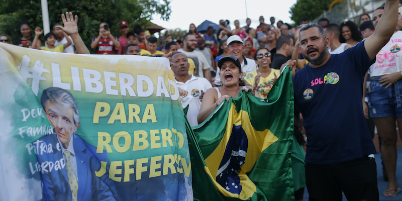 Alcuni sostenitori di Roberto Jefferson protestano contro il suo arresto vicino alla sua casa (AP Photo/Bruna Prado)