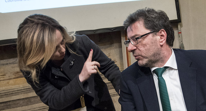 Giorgia Meloni e Giancarlo Giorgetti durante un convegno nel 2018 (Foto Roberto Monaldo/LaPresse)