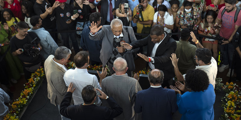 L'ex presidente Lula, al centro di spalle, prega con pastori evangelici a Sao Gonçalo (AP Photo/Rodrigo Abd)