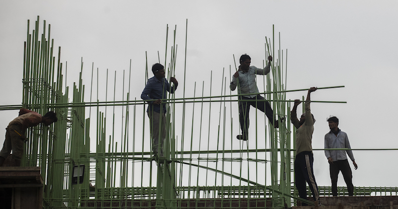 Operai a lavoro in un cantiere di Mumbai (AP Photo/Rafiq Maqbool)
