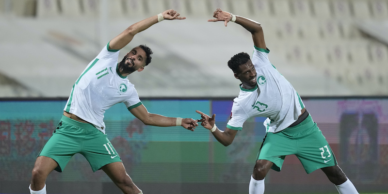 Abdullah Al-Khaibari e Mohammed Kanno nell'ultima partita di qualificazione ai Mondiali contro la Cina (AP Photo/Ebrahim Noroozi)