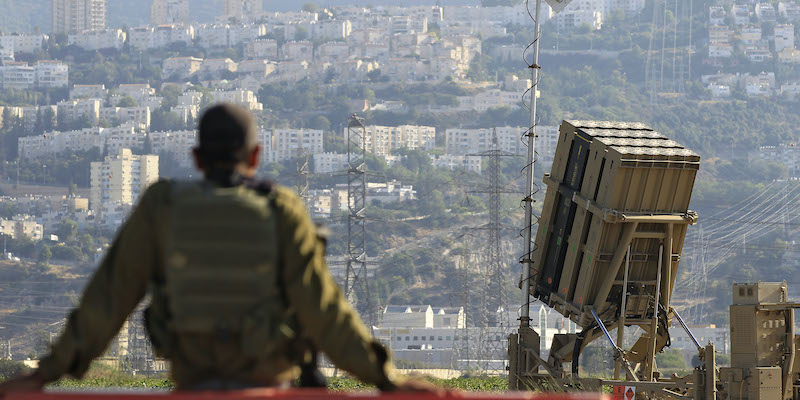 Un soldato vicino a una batteria antirazzo Iron Dome ad Haifa, in Israele (AP Photo/Tsafrir Abayov)
