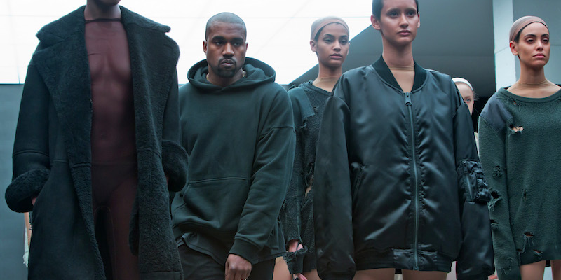 Kanye West in mezzo alle modelle alla prima sfilata del marchio Yeezy, realizzato in collaborazione con Adidas, il 12 febbraio 2015 (AP Photo/Bebeto Matthews, LaPresse)